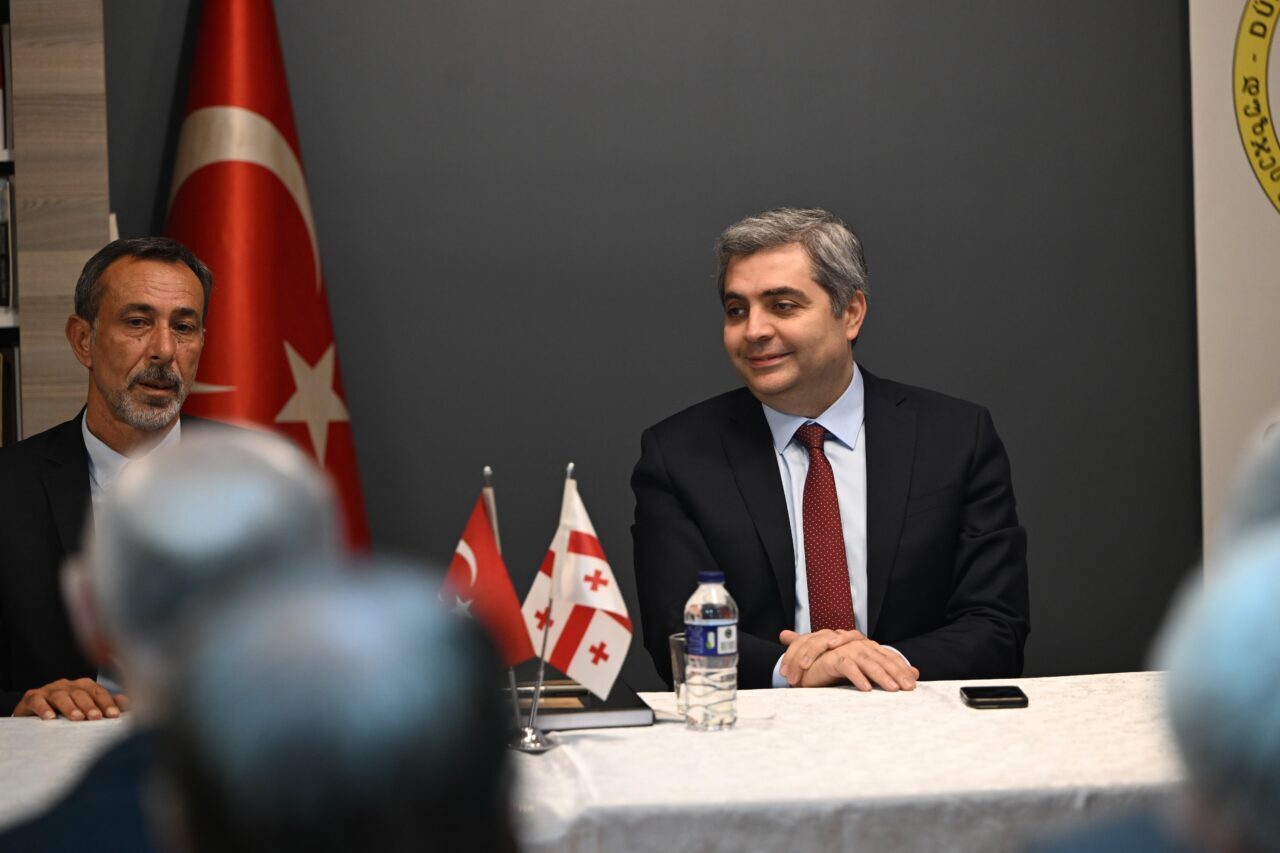 Gürcistan'ın Ankara Büyükelçisi Archil Kalandia, Düzce'de bir dizi ziyaret gerçekleştirdi.