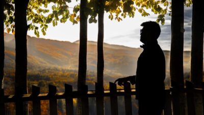  Düzce'nin Gölyaka ilçesinde yer alan Güzeldere Şelalesi Tabiat Parkı, ziyaretçilerini