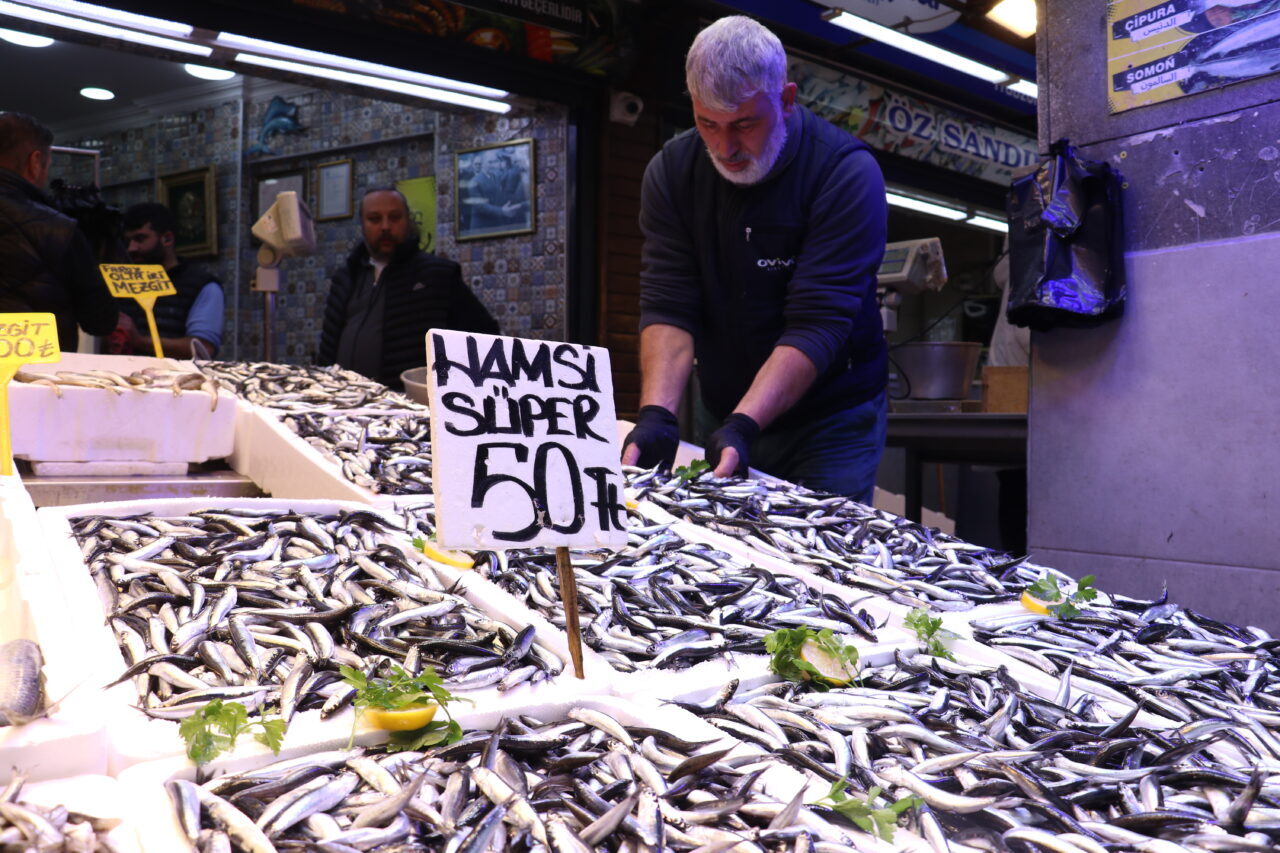 Trabzon'da son haftalarda bol miktarda avlanan hamsi, kilogramı 50 liradan