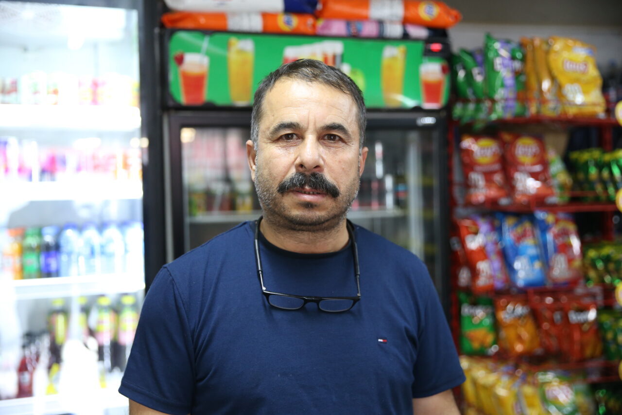  Hatay'ın Dörtyol ilçesinde bir hayırsever, 30 kişinin mahalledeki markete olan