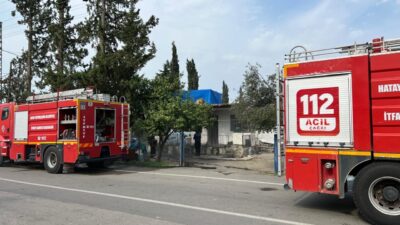 Hatay'ın Dörtyol ilçesinde evde çıkan yangında dumandan etkilenen anne ve