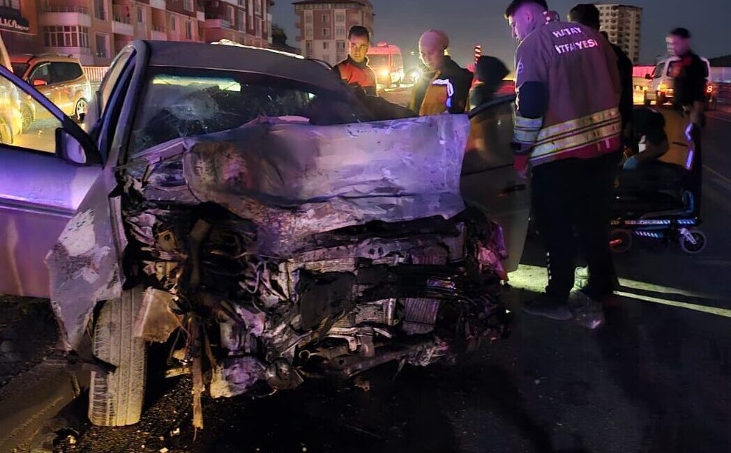 Hatay'ın merkez Antakya ilçesinde otomobil ile minibüsün çarpışması sonucu 11