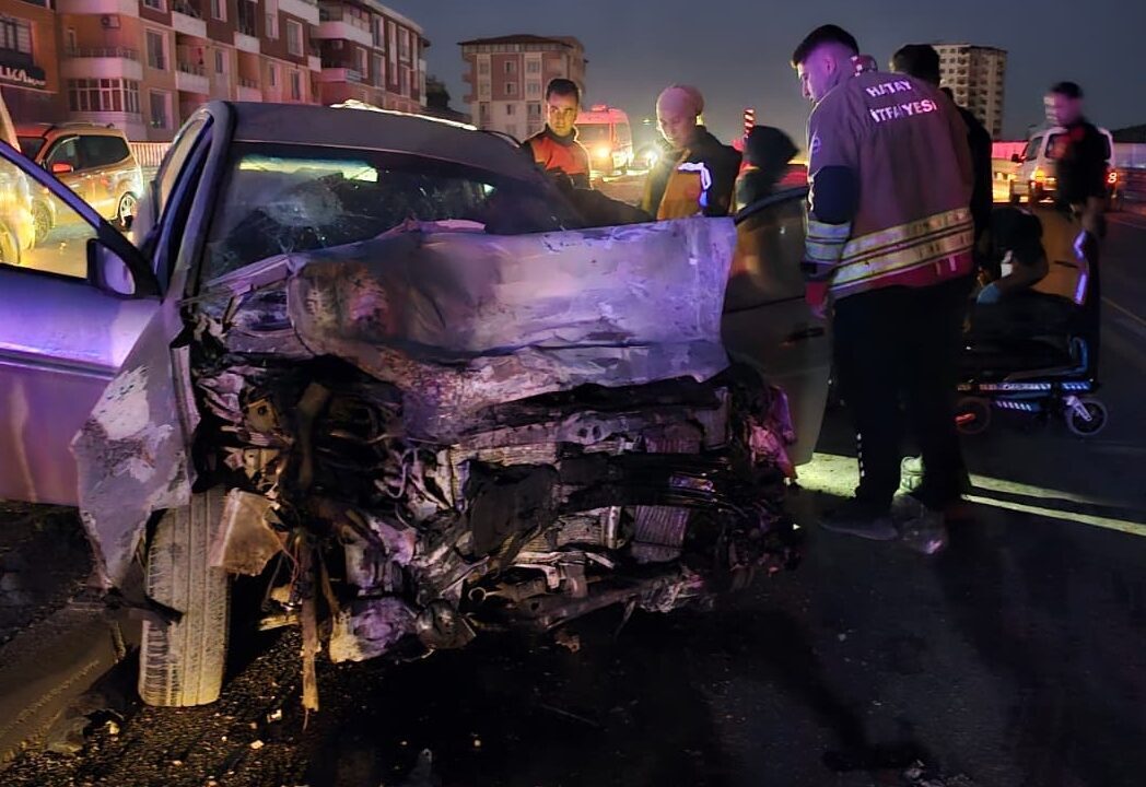 Hatay'ın merkez Antakya ilçesinde otomobil ile minibüsün çarpışması sonucu 11