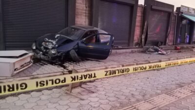 Hatay'ın İskenderun ilçesinde otomobilin çarptığı yaya yaşamını yitirdi, sürücü yaralandı.