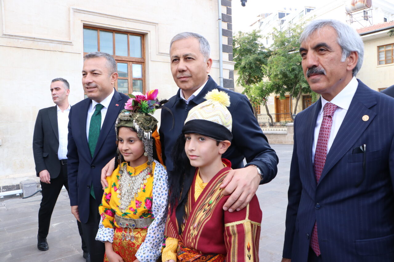  İçişleri Bakanı Ali Yerlikaya, Kilis Valiliğini ve esnafı ziyaret etti.