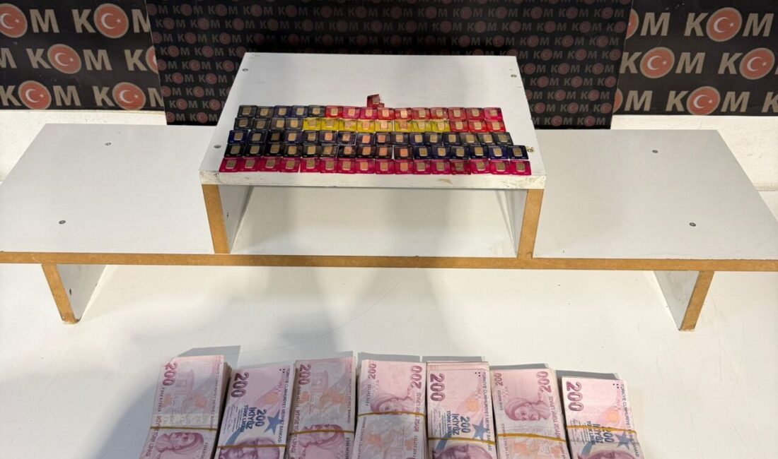  Iğdır'da kuyumculara sahte altın sattıkları belirlenen 3 şüpheli gözaltına alındı.