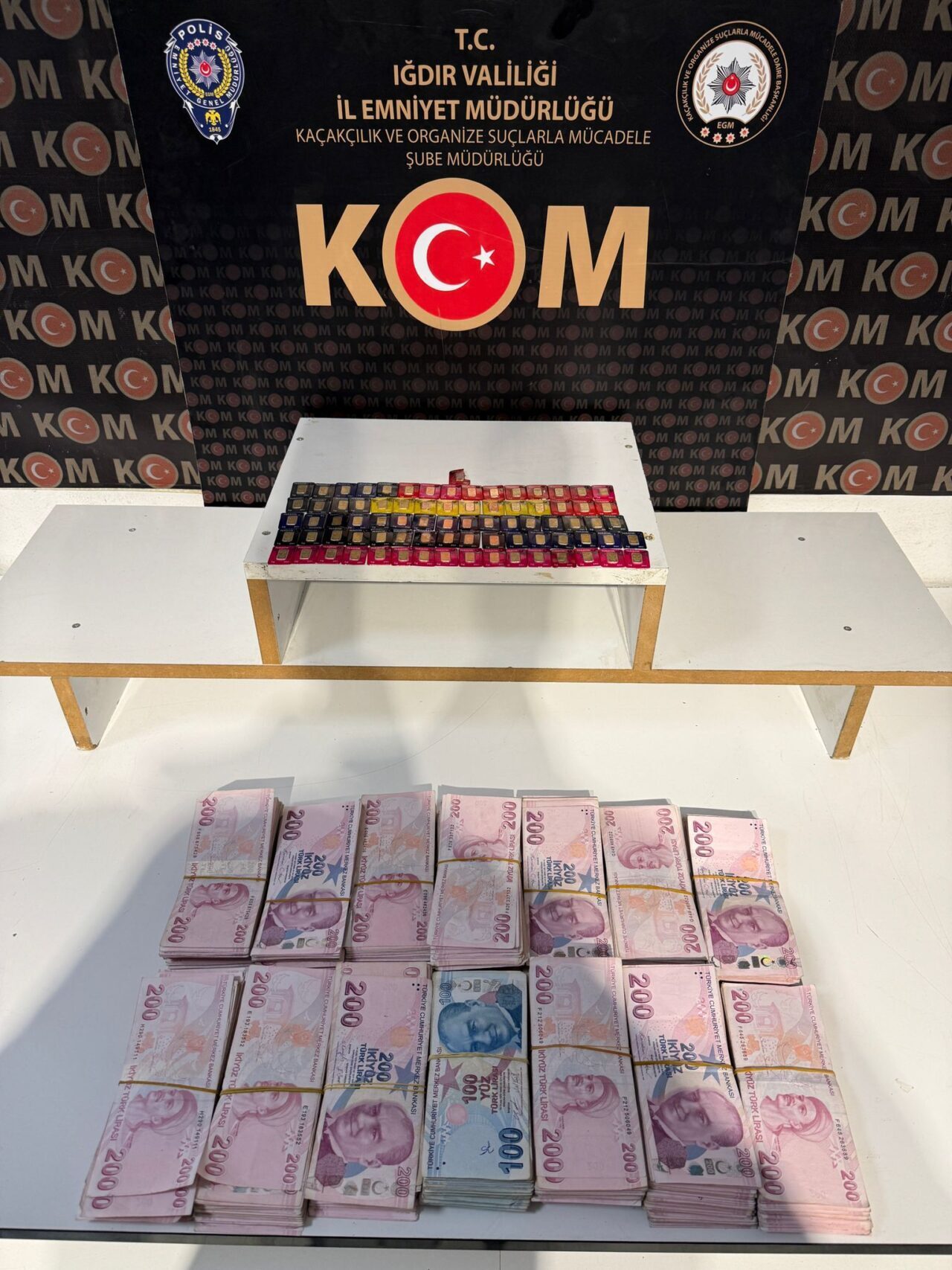  Iğdır'da kuyumculara sahte altın sattıkları belirlenen 3 şüpheli gözaltına alındı.