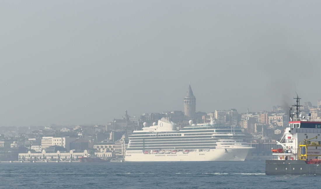  İstanbul'da etkili olan sis, özellikle Boğaz çevresinde yoğunlaşarak görüş mesafesini