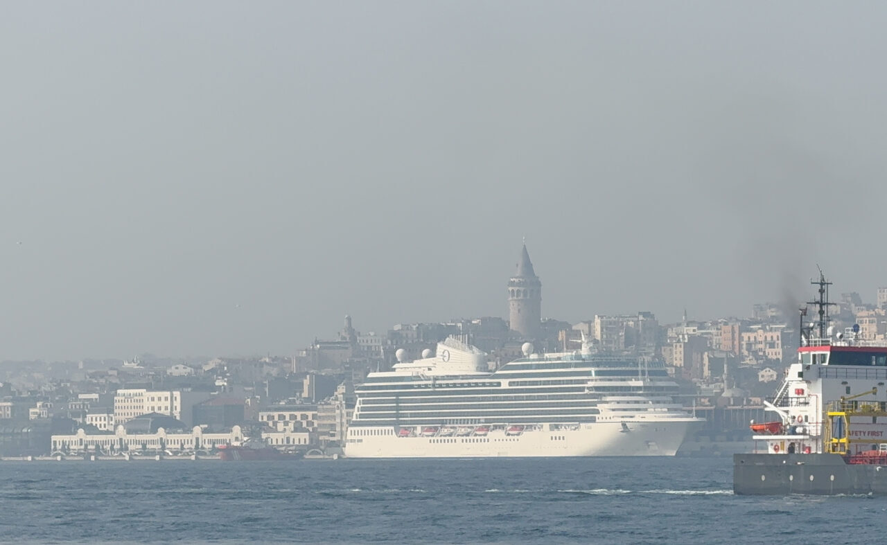  İstanbul'da etkili olan sis, özellikle Boğaz çevresinde yoğunlaşarak görüş mesafesini