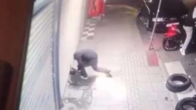 İstanbul’un Gaziosmanpaşa ilçesinde motosikletli iki kişi, bir iş yerine el