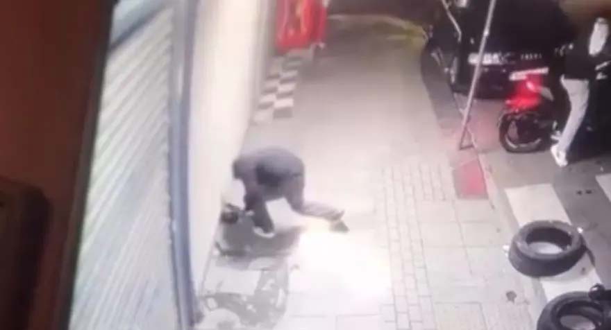 İstanbul’un Gaziosmanpaşa ilçesinde motosikletli iki kişi, bir iş yerine el