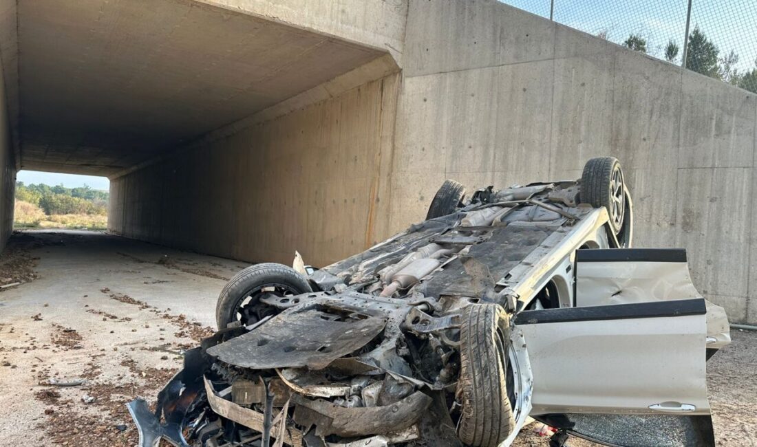 İstanbul-İzmir Otoyolu'nun Balıkesir kısmında şarampole devrilen otomobildeki 4 kişi yaralandı.