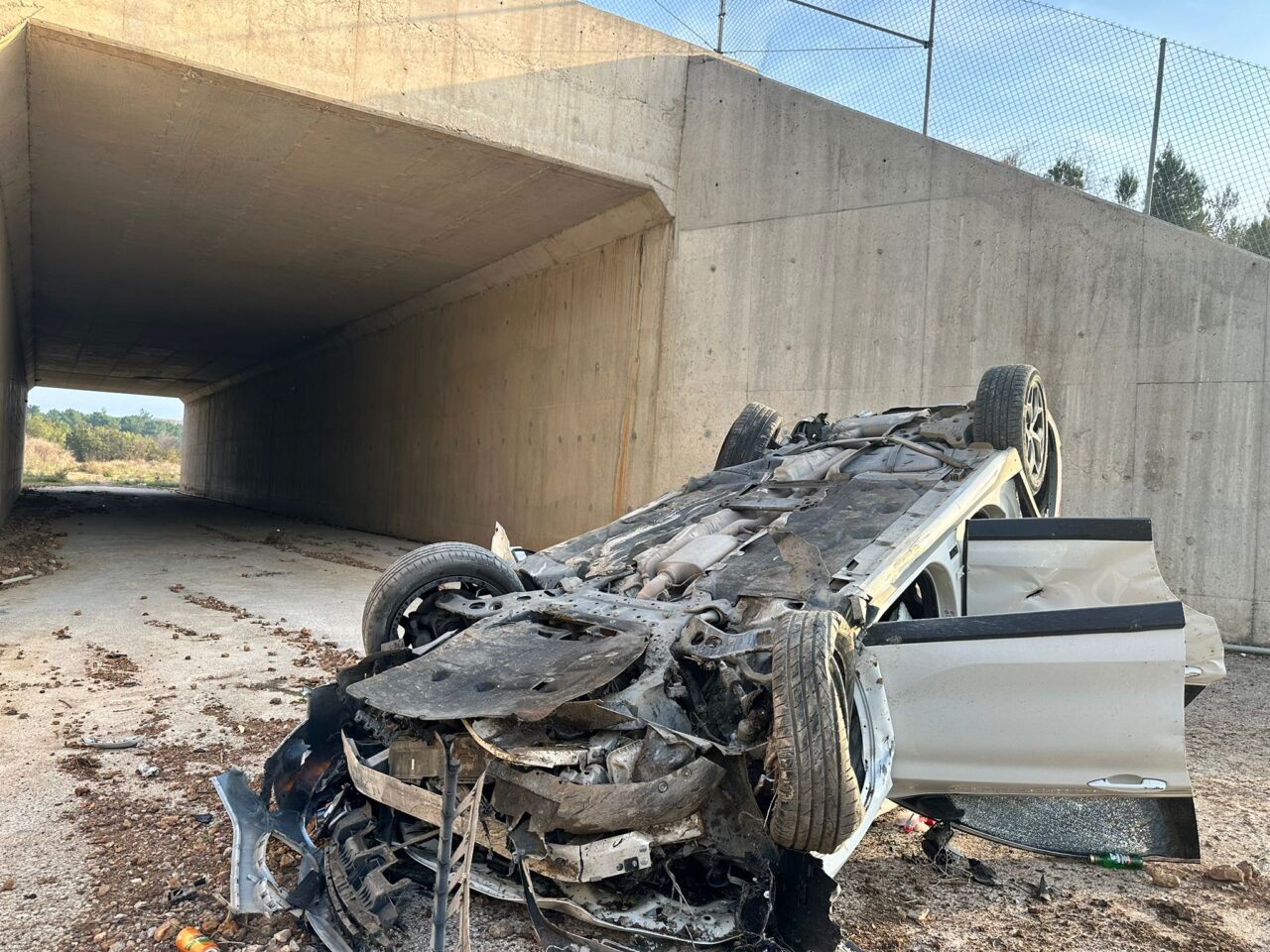 İstanbul-İzmir Otoyolu'nun Balıkesir kısmında şarampole devrilen otomobildeki 4 kişi yaralandı.