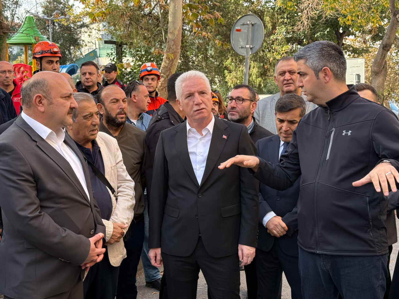  İstanbul Valisi Davut Gül, Kartal'da kolonlarında oluşan çatlaklar nedeniyle dün