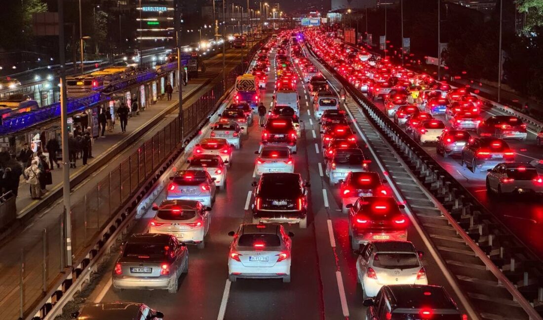  İstanbul'da, haftanın dördüncü iş gününde akşam saatlerinde ana arter, cadde
