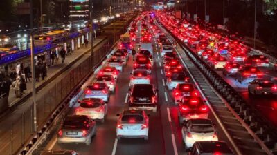  İstanbul'da, haftanın dördüncü iş gününde akşam saatlerinde ana arter, cadde