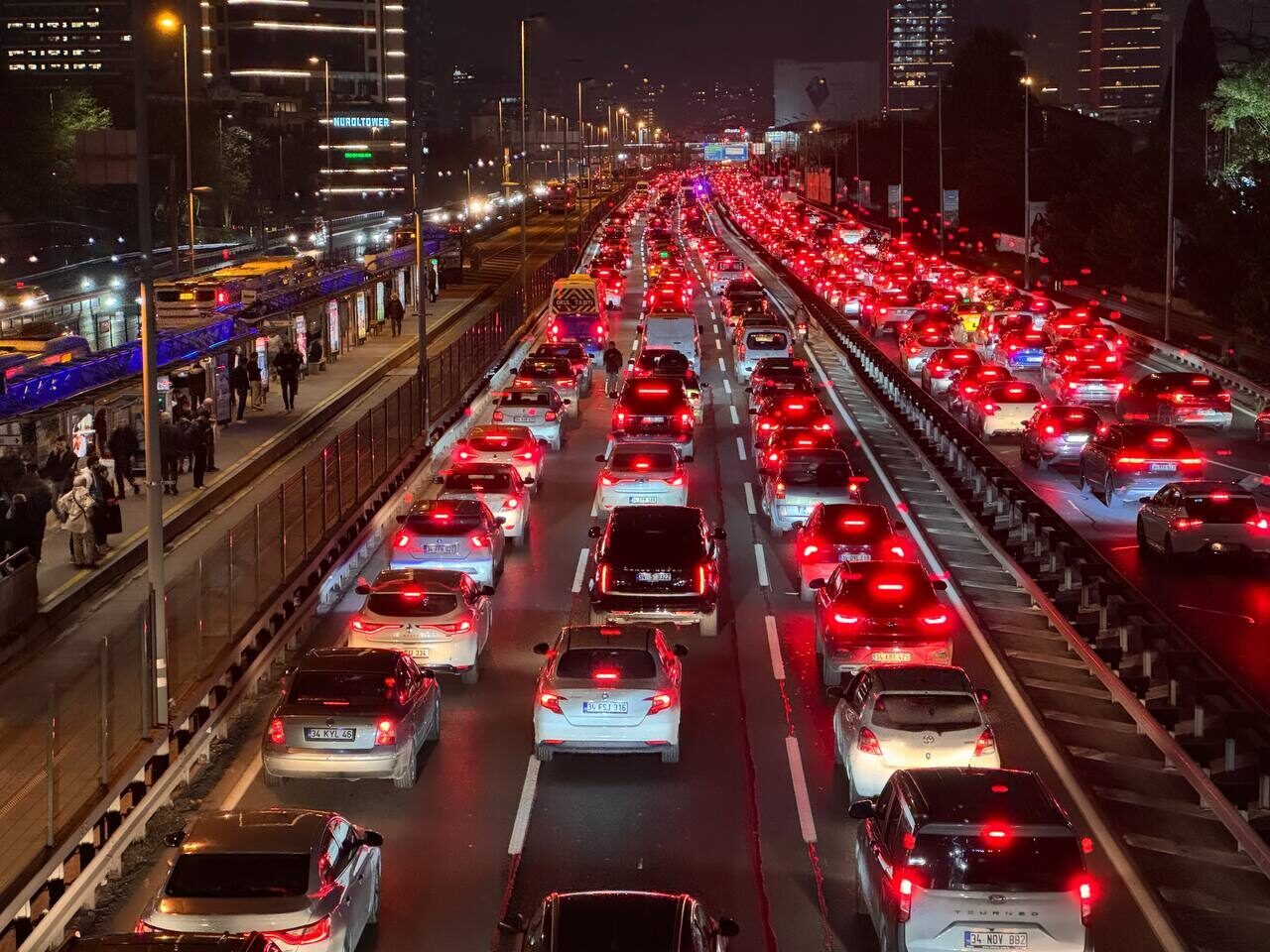  İstanbul'da, haftanın dördüncü iş gününde akşam saatlerinde ana arter, cadde