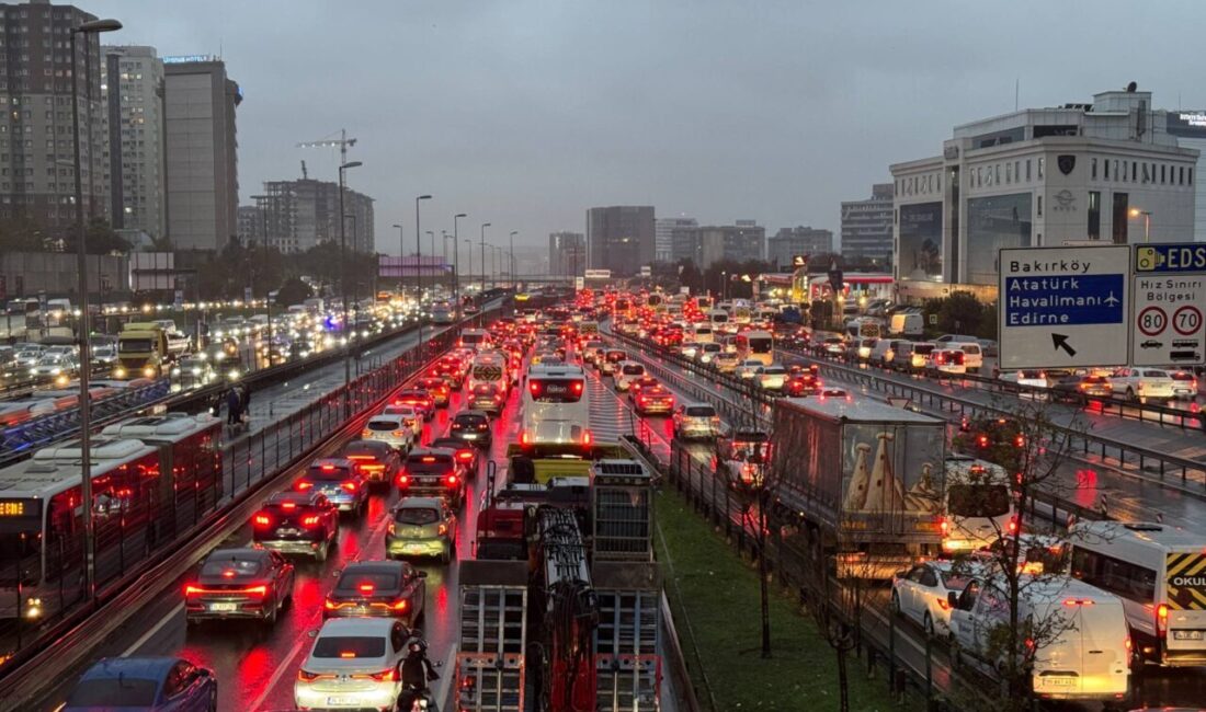 İstanbul'da, haftanın üçüncü iş gününde akşam saatlerinde kent genelinde trafik