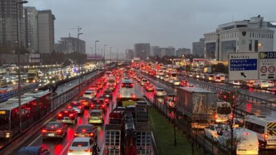  İstanbul'da, haftanın üçüncü iş gününde akşam saatlerinde kent genelinde trafik