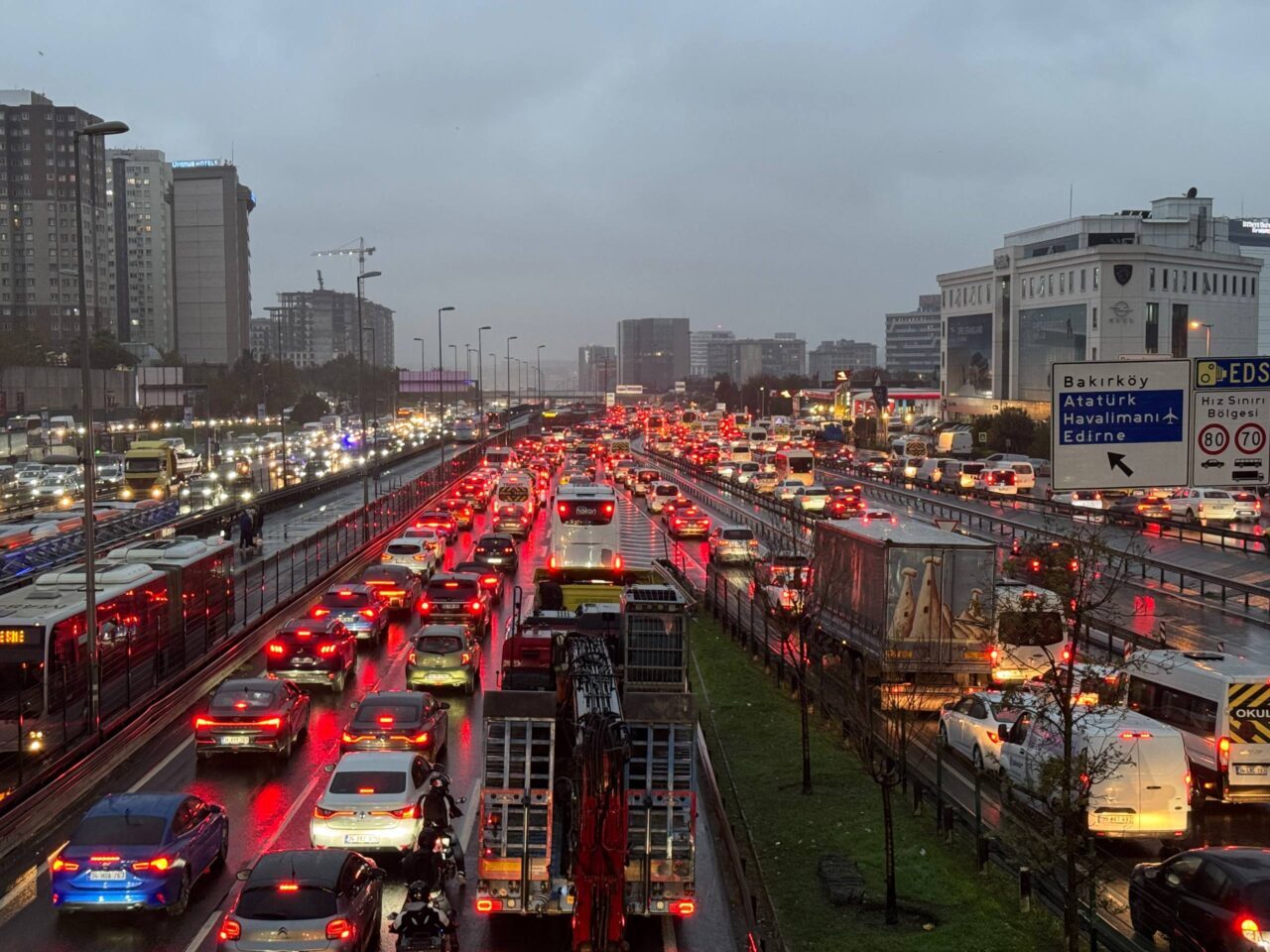  İstanbul'da, haftanın üçüncü iş gününde akşam saatlerinde kent genelinde trafik