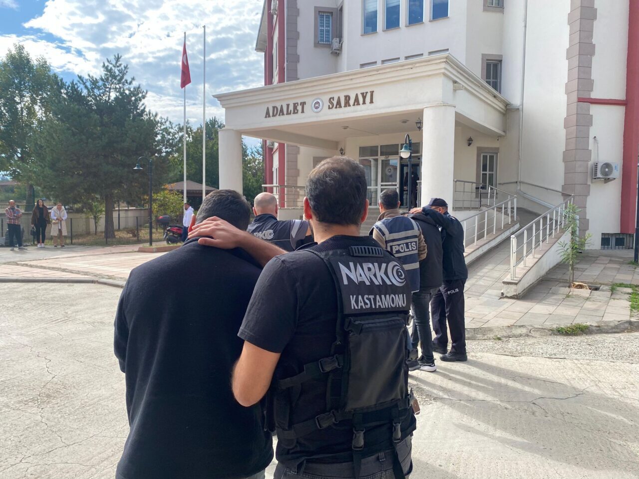 Yasaklı madde kaçakçılığı iddiasıyla İstanbul'da yakalanıp Kastamonu'ya getirilen 3 şüpheli