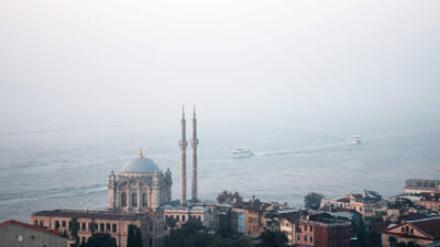 İstanbul'un bazı bölgelerinde sabah saatlerinde etkili olan sis nedeniyle yüksek
