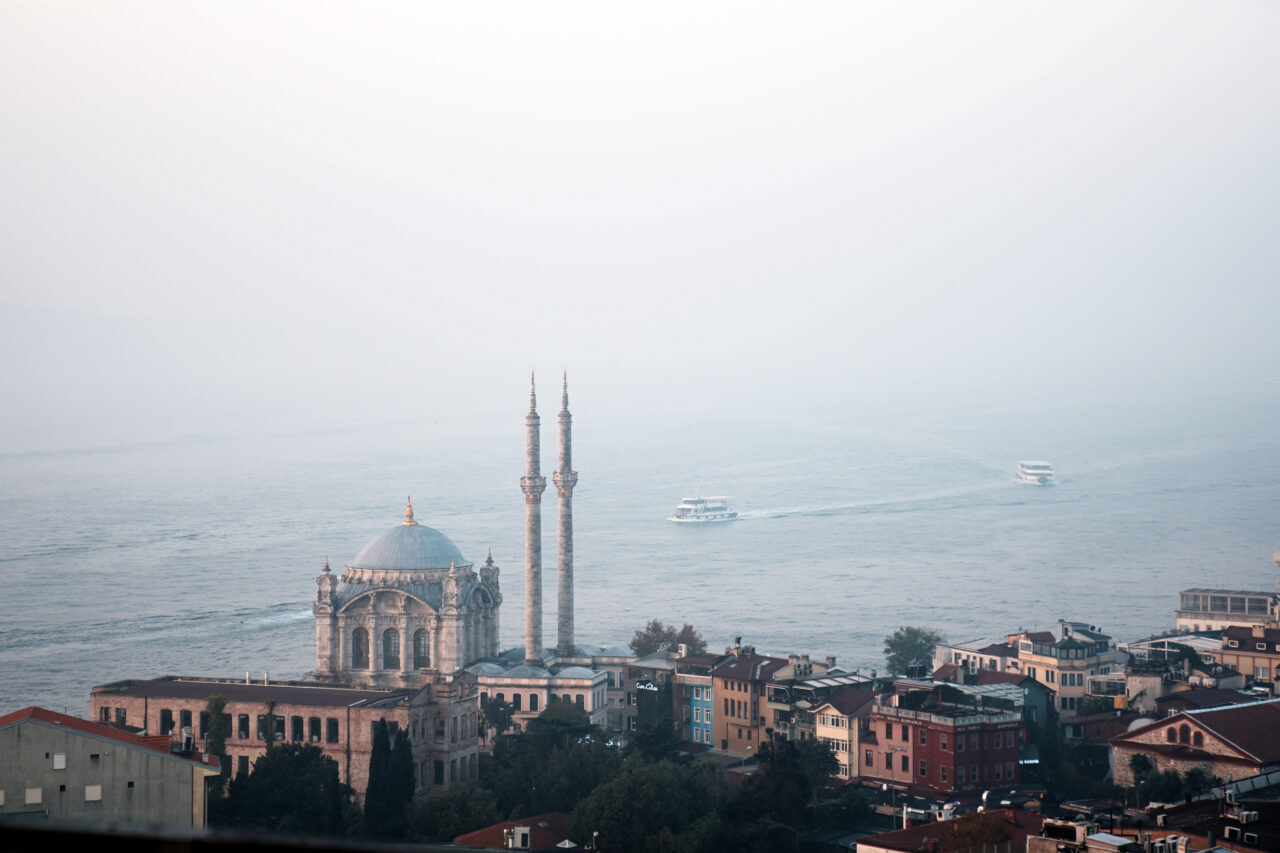 İstanbul'un bazı bölgelerinde sabah saatlerinde etkili olan sis nedeniyle yüksek