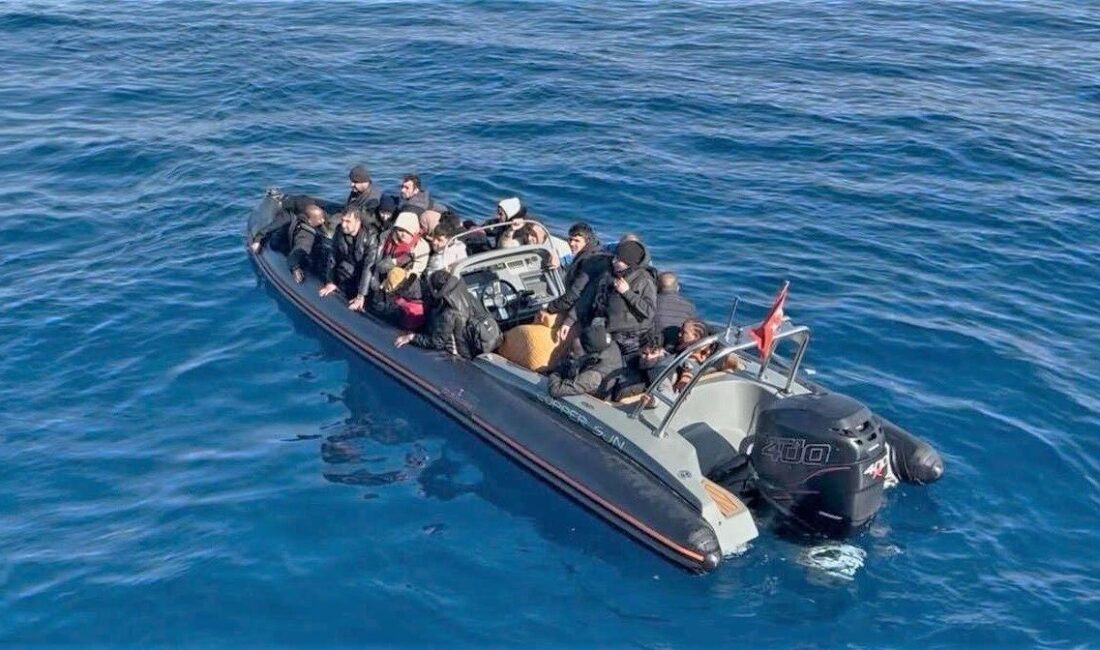 İzmir'in Urla ilçesi açıklarında 7'si çocuk 28 düzensiz göçmen yakalandı.