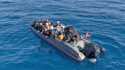 İzmir'in Urla ilçesi açıklarında 7'si çocuk 28 düzensiz göçmen yakalandı.