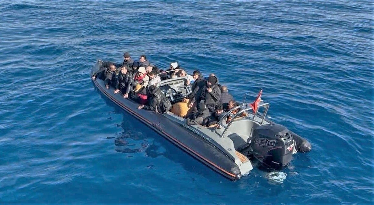 İzmir'in Urla ilçesi açıklarında 7'si çocuk 28 düzensiz göçmen yakalandı.