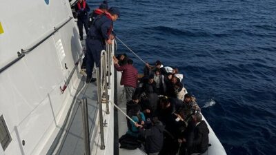 İzmir'in Seferihisar ilçesi açıklarında, motor arızası nedeniyle sürüklenen lastik bottaki