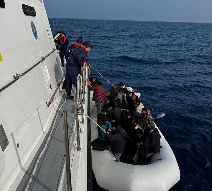 İzmir'in Seferihisar ilçesi açıklarında, motor arızası nedeniyle sürüklenen lastik bottaki