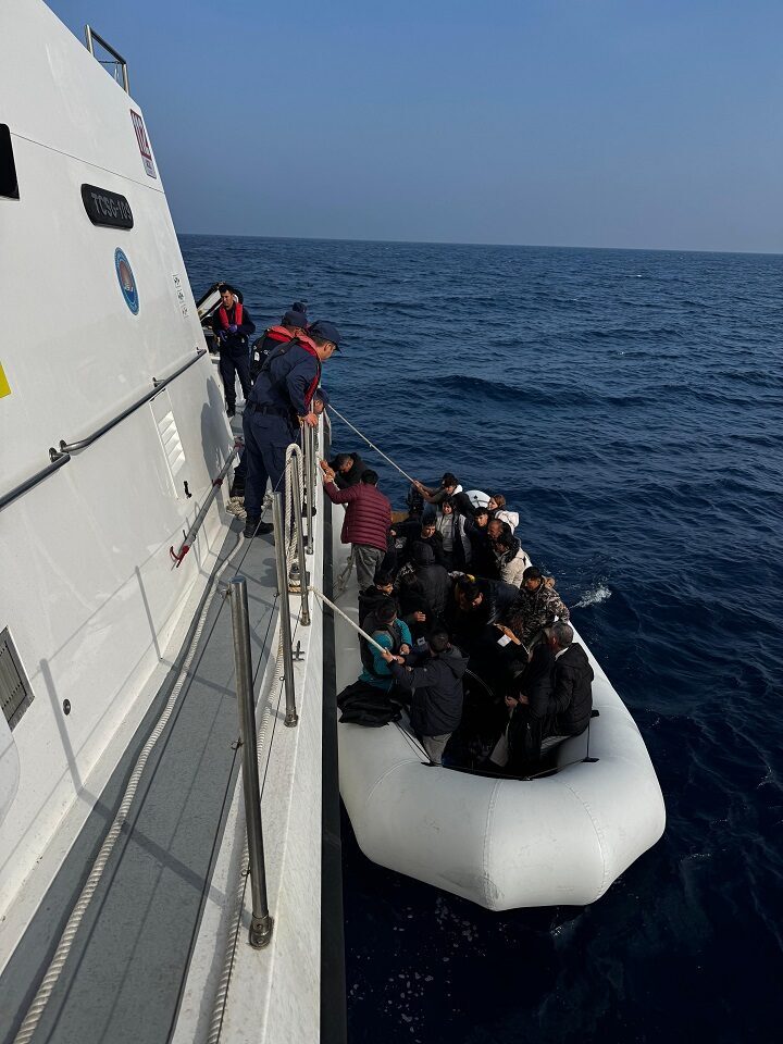 İzmir'in Seferihisar ilçesi açıklarında, motor arızası nedeniyle sürüklenen lastik bottaki