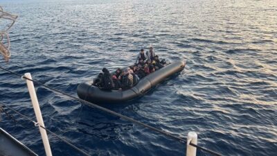 İzmir'in Menderes ve Çeşme ilçeleri açıklarında 90 düzensiz göçmen yakalandı.