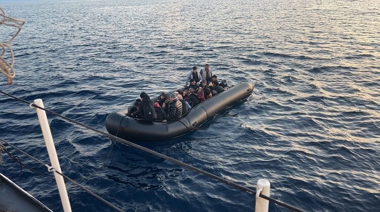 İzmir'in Menderes ve Çeşme ilçeleri açıklarında 90 düzensiz göçmen yakalandı.
