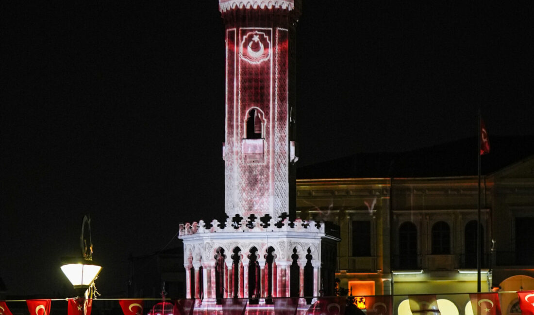 İzmir Kültür Yolu Festivali kapsamında kentin simgesel yapılarından İzmir Saat