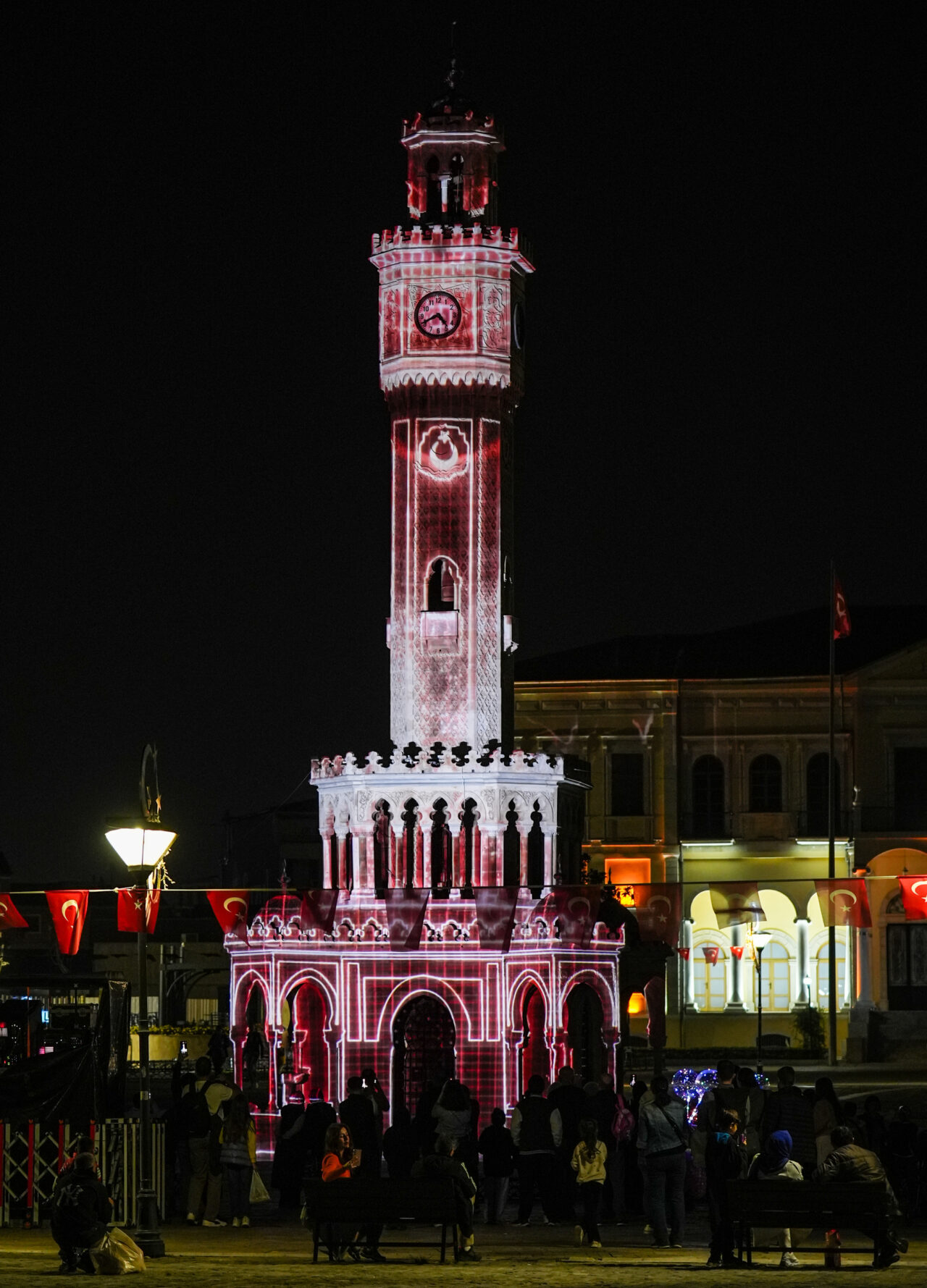İzmir Kültür Yolu Festivali kapsamında kentin simgesel yapılarından İzmir Saat