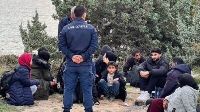  İzmir'in Çeşme ilçesinde 7'si çocuk 24 düzensiz göçmen yakalandı.