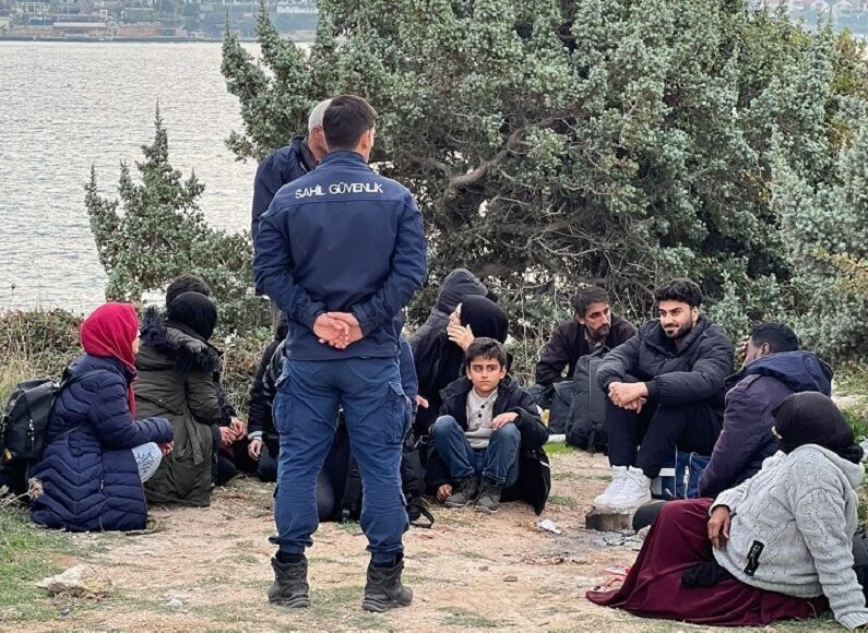  İzmir'in Çeşme ilçesinde 7'si çocuk 24 düzensiz göçmen yakalandı.
