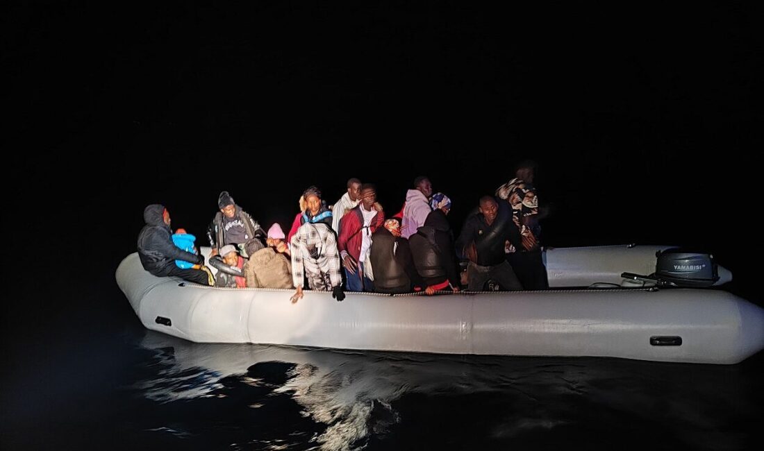 İzmir'in Çeşme ve Seferihisar ilçelerinde 42 düzensiz göçmen yakalandı, motor