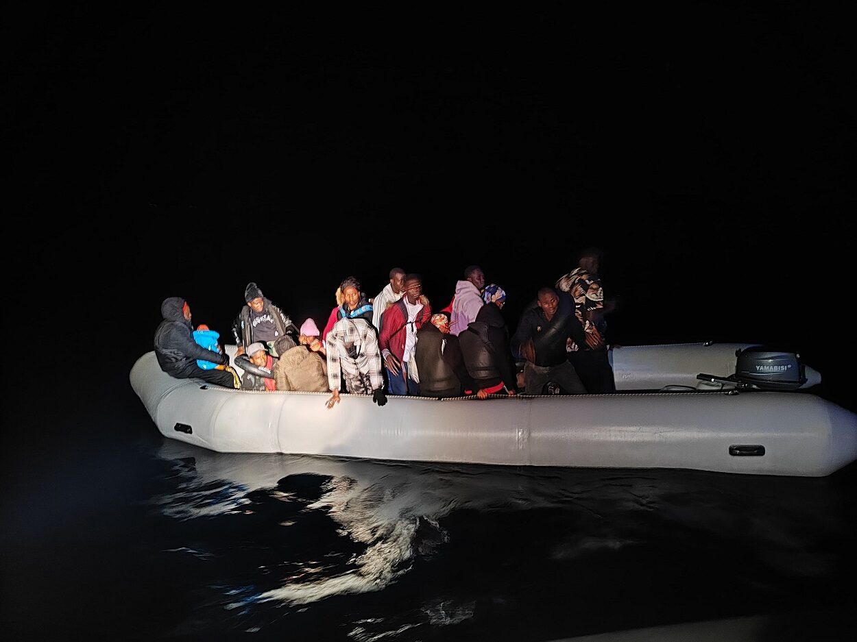 İzmir'in Çeşme ve Seferihisar ilçelerinde 42 düzensiz göçmen yakalandı, motor