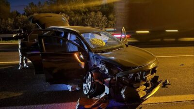 İzmir'in Buca ilçesinde iki otomobilin çarpışması sonucu 7 kişi yaralandı.