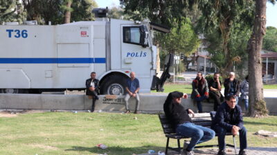 İzmir'in Karşıyaka ilçesinde, pazar esnafı Bostanlı pazar yerinde bugün açılması