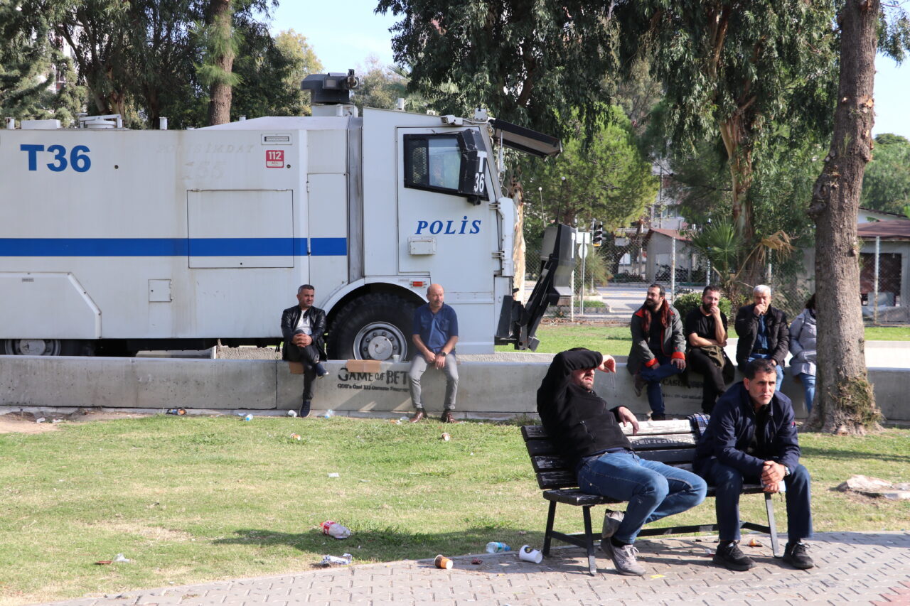 İzmir'in Karşıyaka ilçesinde, pazar esnafı Bostanlı pazar yerinde bugün açılması
