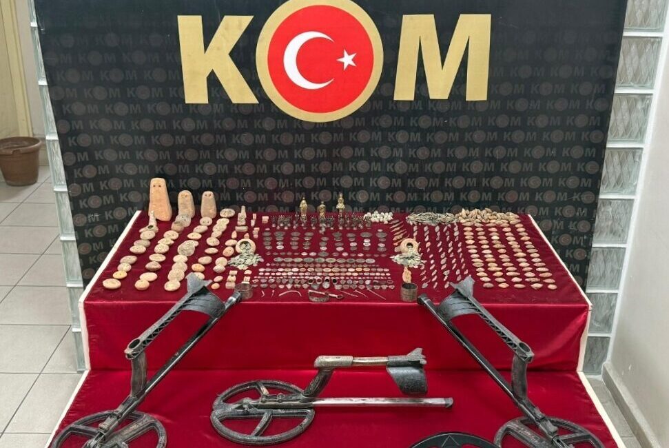 İzmir'in Kemalpaşa ilçesinde düzenlenen tarihi eser kaçakçılığı operasyonunda bir evde