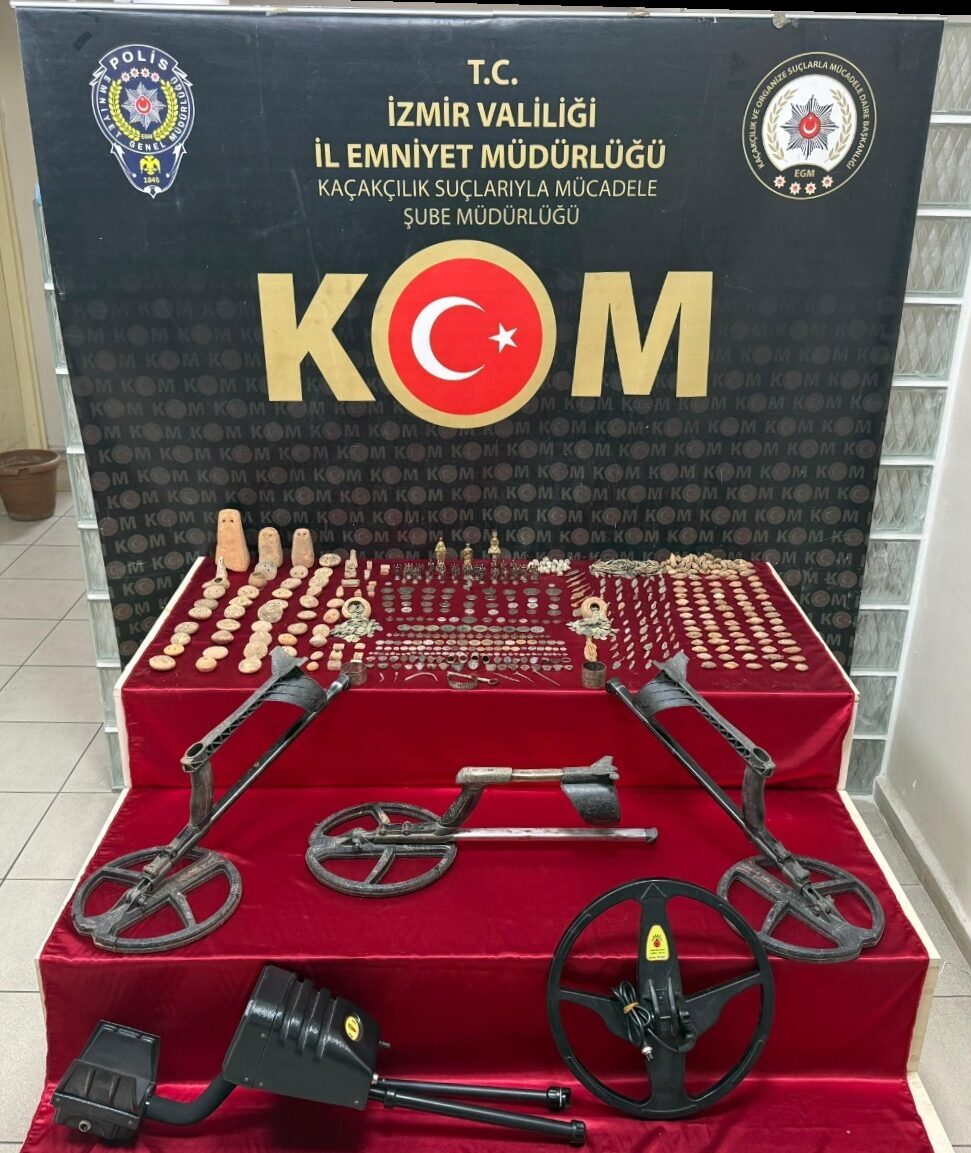 İzmir'in Kemalpaşa ilçesinde düzenlenen tarihi eser kaçakçılığı operasyonunda bir evde