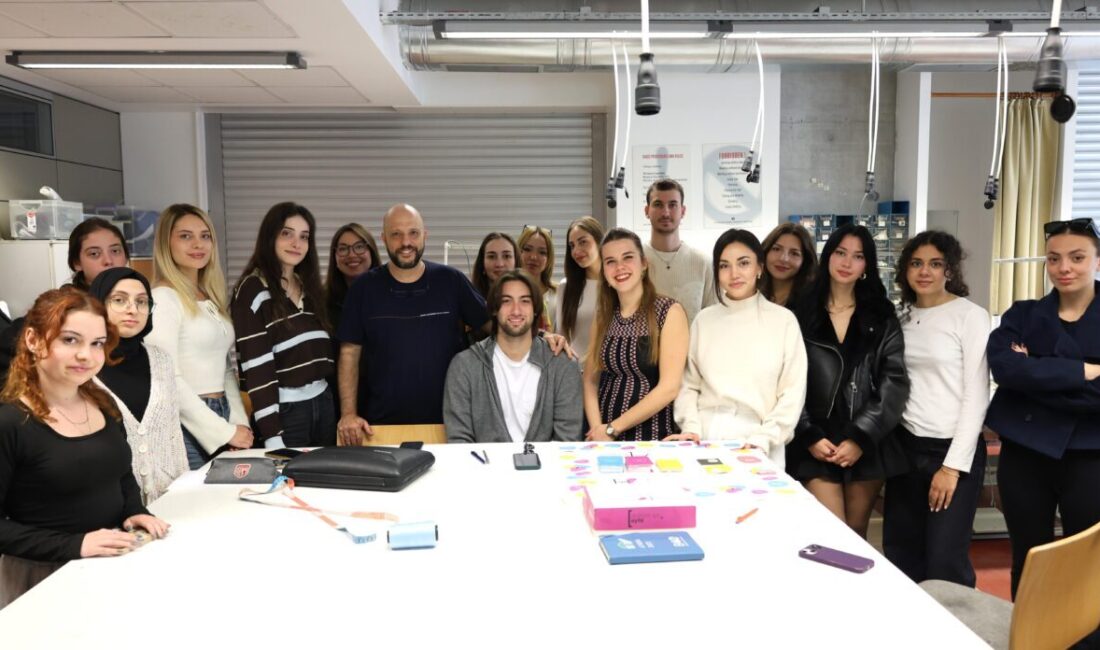 İzmir Ekonomi Üniversitesi (İEÜ) öğrencileri, kentin tarihi bölgelerinde çektikleri fotoğrafları