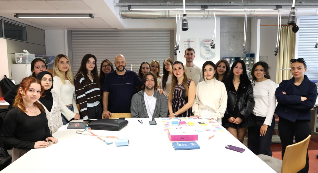 İzmir Ekonomi Üniversitesi (İEÜ) öğrencileri, kentin tarihi bölgelerinde çektikleri fotoğrafları