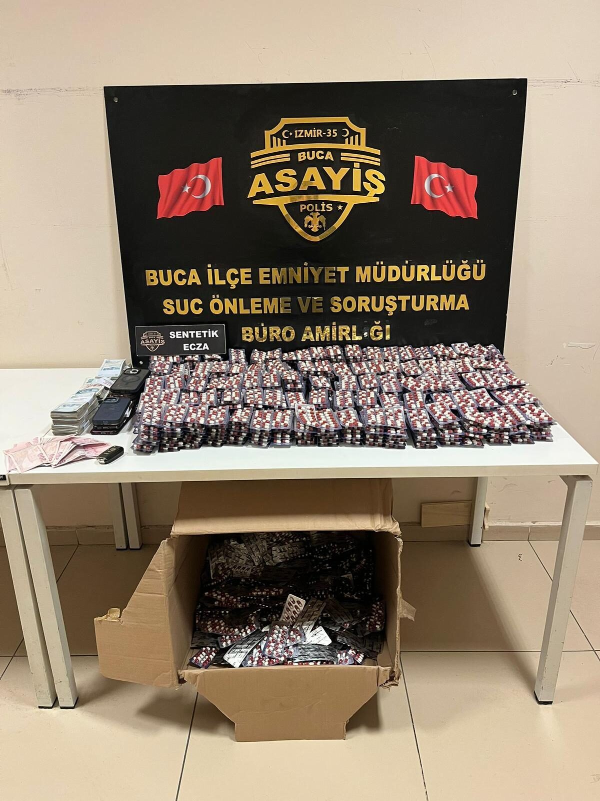 İzmir'in Buca ilçesinde düzenlenen uyuşturucu operasyonunda gözaltına alınan 10 zanlıdan