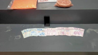  İzmir'in Konak ilçesinde düzenlenen yasaklı madde operasyonunda gözaltına alınan zanlı